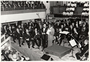 Rev-Proctor-with-the-Orchestra